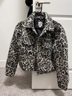 Cute GAP Leopard Print Faux Fur Jacket | Cropped Button-Up Coat | Size XS